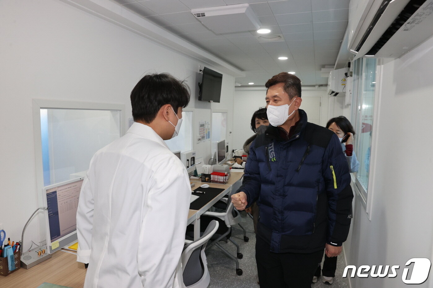 본문 이미지 -  이강덕 경북 포항시장이 설 명절 연휴 첫 날인 21일 남·북구 보건소를 찾아 비상근무 중인 의료진을 격려하고 있다.(포항시제공)2023.121/뉴스1