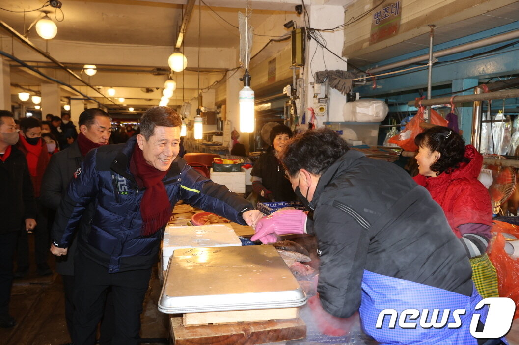 본문 이미지 -  이강덕 경북 포항시장이 설 명절 연휴 첫 날인 21일 죽도시장 상인들과 인사를 나누고 있다.(포항시제공)2023.1.21/뉴스1