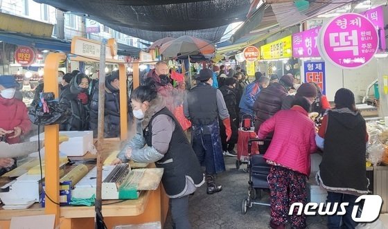  진주 중앙시장의 떡 등 명절 음식을 파는 상가들이 모여있는 골목. 2023.1.21 /뉴스1 ⓒ News1 한송학기자