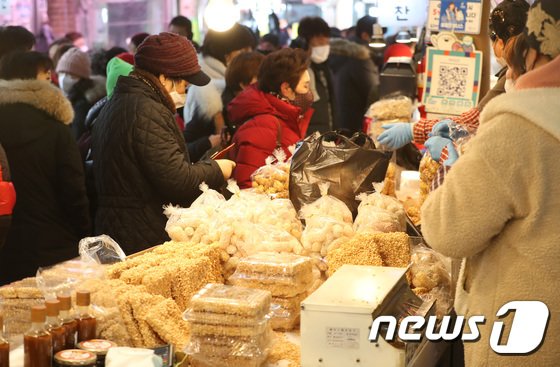 설 연휴를 하루 앞둔 20일 오후 경기 수원시 팔달구 못골시장이 제수를 구매하려는 시민들로 북새통을 이루고 있다. 2023.1.20/뉴스1 ⓒ News1 김영운 기자 