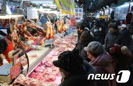 설 연휴를 하루 앞둔 지난 20일 오후 경기 수원시 팔달구 못골시장이 제수를 구매하려는 시민들로 북새통을 이루고 있다. 2023.1.20/뉴스1 ⓒ News1 김영운 기자