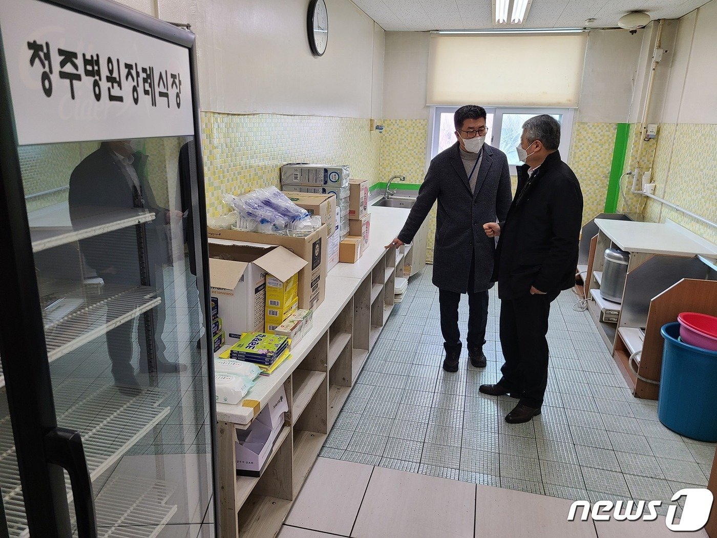 본문 이미지 - 충북 청주지법 집행관실 관계자들이 19일 청주병원 장례식장을 찾아 강제집행에 필요한 비용을 산출하기 위한 현장견적을 진행하고 있다.2023.1.19/ⓒ 뉴스1 강준식 기자
