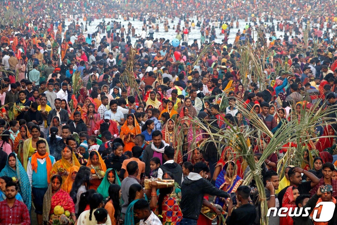 본문 이미지 - 2022년 10월31일 인도의 한 힌두 축제에 모인 사람들 ⓒ AFP=뉴스1