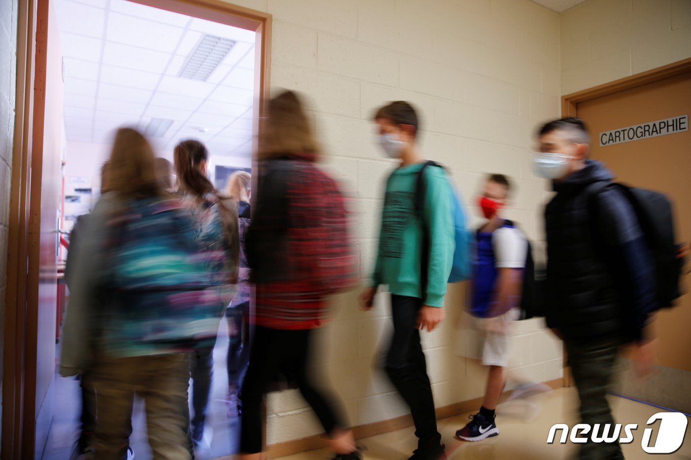 본문 이미지 - 프랑스에서 수업을 듣기위해 교실에 입장하고 있는 아이들. ⓒ 로이터=뉴스1 ⓒ News1 정윤영 기자