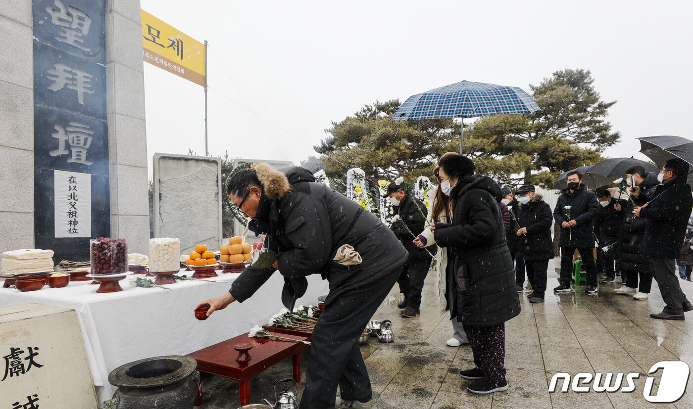본문 이미지 - 설날인 22일 경기 파주시 임진각 망배단에서 열린 망향경모제에서 실향민 가족들이 차례를 지내고 있다. 2023.1.22/뉴스1 ⓒ News1 김도우 기자