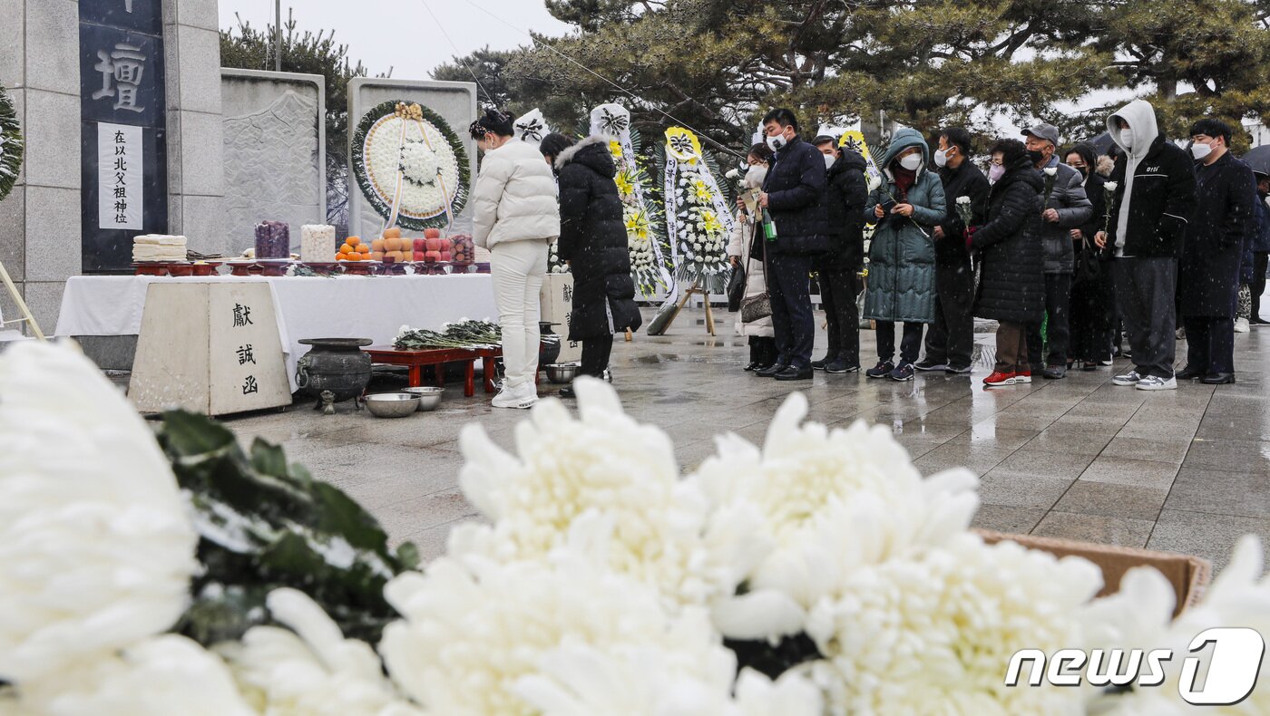 본문 이미지 - 설날인 22일 경기 파주시 임진각 망배단에서 열린 망향경모제에서 실향민 가족들이 차례를 지내고 있다. 2023.1.22/뉴스1 ⓒ News1 김도우 기자