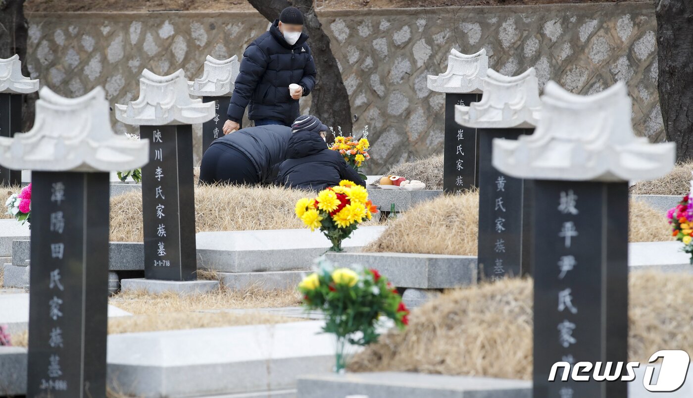 본문 이미지 - 설날인 22일 인천시 부평구 인천가족공원묘지를 찾은 성묘객들이 성묘를 하고 있다. 2023.1.22/뉴스1 ⓒ News1 김도우 기자