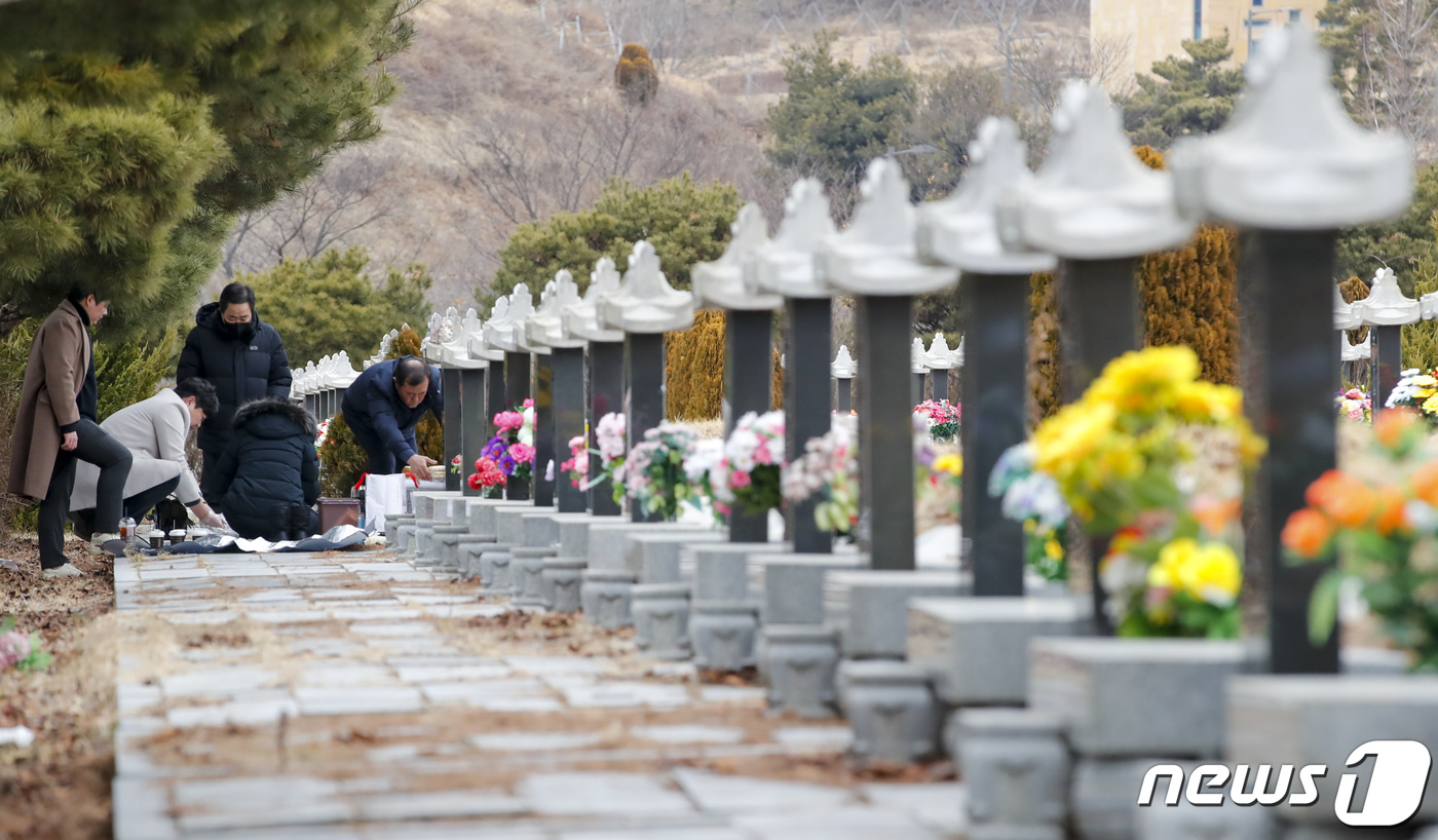 (인천=뉴스1) 김도우 기자 = 설날인 22일 인천시 부평구 인천가족공원묘지를 찾은 성묘객들이 성묘를 하고 있다. 2023.1.22/뉴스1