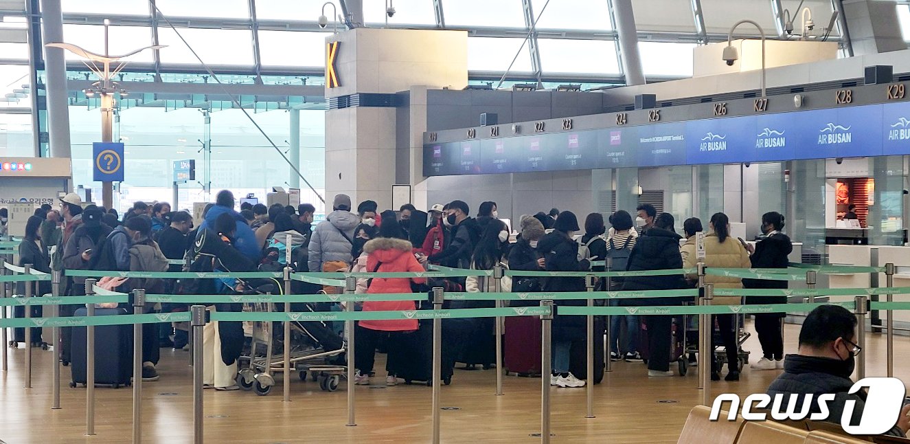 본문 이미지 - 22일 인천국제공항 제1터미널 출국장에서 여행객들이 출국 수속을 하고 있다. 2023.1.22/뉴스1