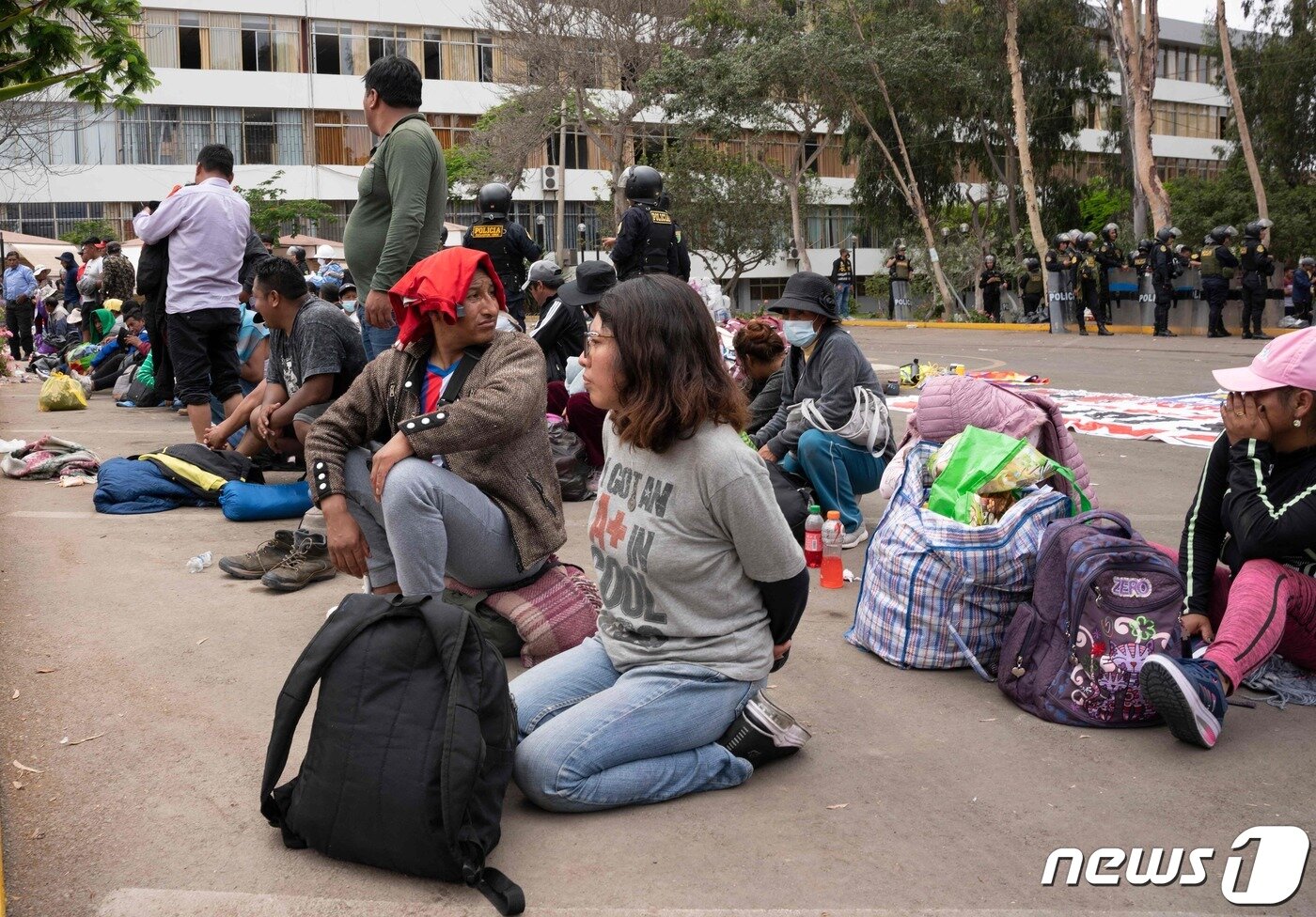 본문 이미지 - 21일(현지시간) 페루 리마의 산 마르코스 대학 캠퍼스에서 경찰에 체포된 시위대의 모습. 2023.01.21/뉴스1 ⓒ AFP=뉴스1 ⓒ News1 김민수 기자