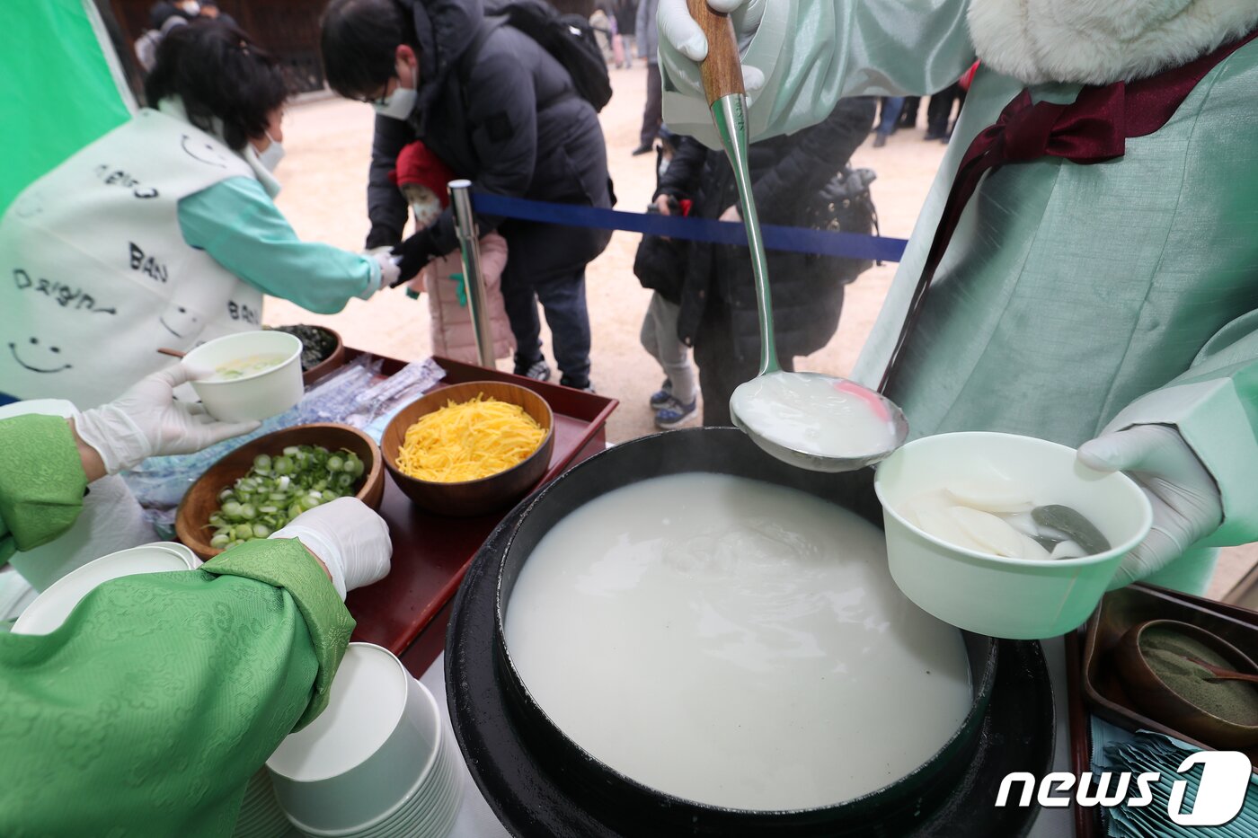 본문 이미지 - 설 명절을 맞은 22일 서울 종로구 운현궁에서 열린 '떡국 나눔 마당'을 찾은 시민들이 떡국을 받고 있다. 2023.1.22/뉴스1 ⓒ News1 민경석 기자
