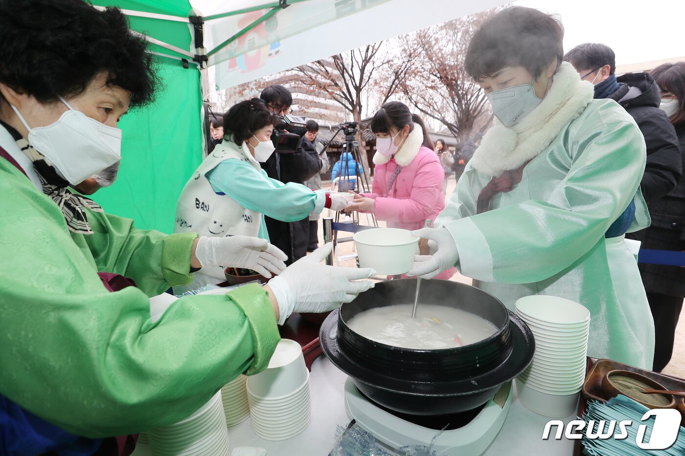 본문 이미지 - 설 명절을 맞은 22일 서울 종로구 운현궁에서 열린 '떡국 나눔 마당'에서 자원봉사자들이 시민들에게 떡국을 나눠주고 있다. 2023.1.22/뉴스1 ⓒ News1 민경석 기자