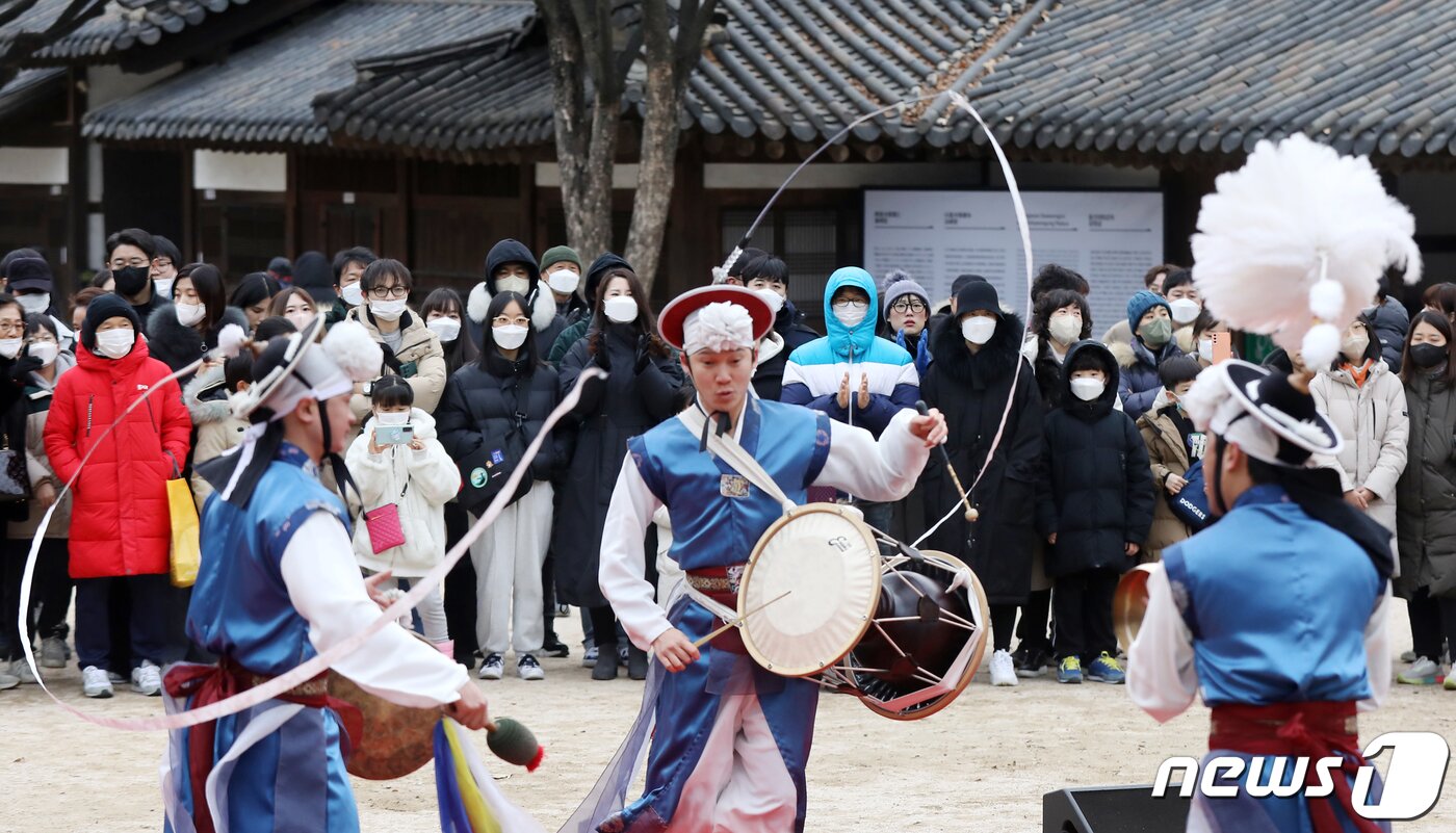 본문 이미지 - 설 명절을 맞은 22일 서울 종로구 운현궁에서 열린 '전통예술 공연마당'을 찾은 시민들이 지신밟기 풍물공연을 관람하고 있다. 2023.1.22/뉴스1 ⓒ News1 민경석 기자
