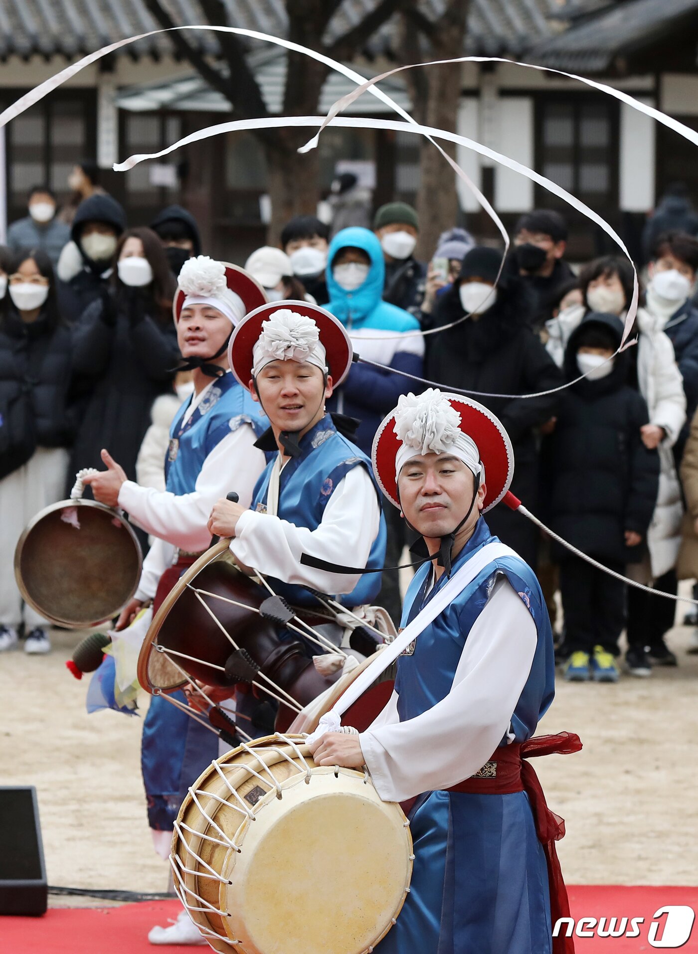 본문 이미지 - 설 명절을 맞은 22일 서울 종로구 운현궁에서 열린 '전통예술 공연마당'에서 지신밟기 풍물공연이 펼쳐지고 있다. 2023.1.22/뉴스1 ⓒ News1 민경석 기자