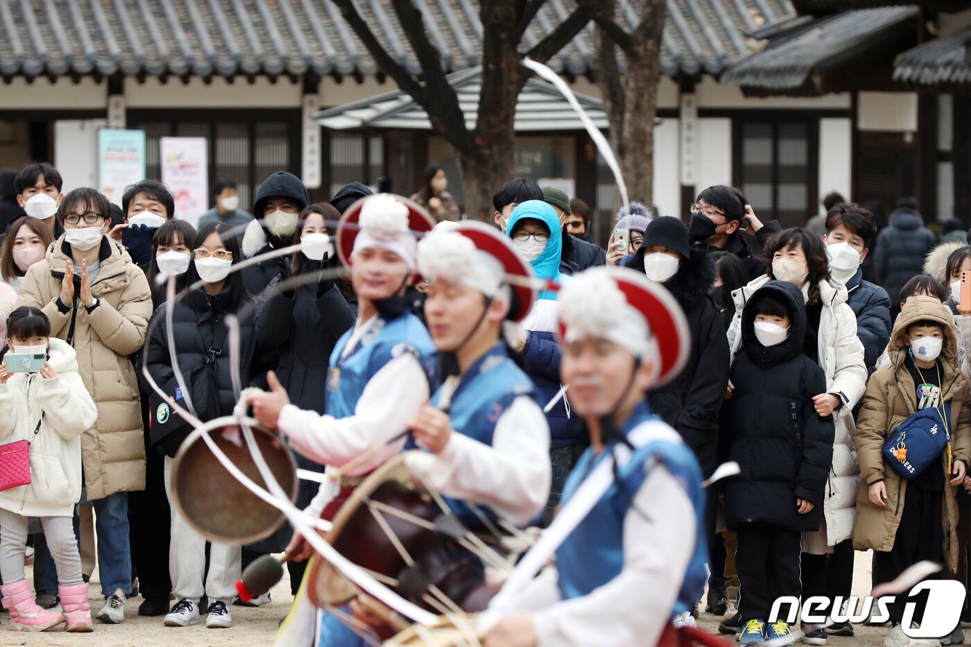 본문 이미지 - 설 명절을 맞은 22일 서울 종로구 운현궁에서 열린 '전통예술 공연마당'을 찾은 시민들이 지신밟기 풍물공연을 관람하고 있다. 2023.1.22/뉴스1 ⓒ News1 민경석 기자