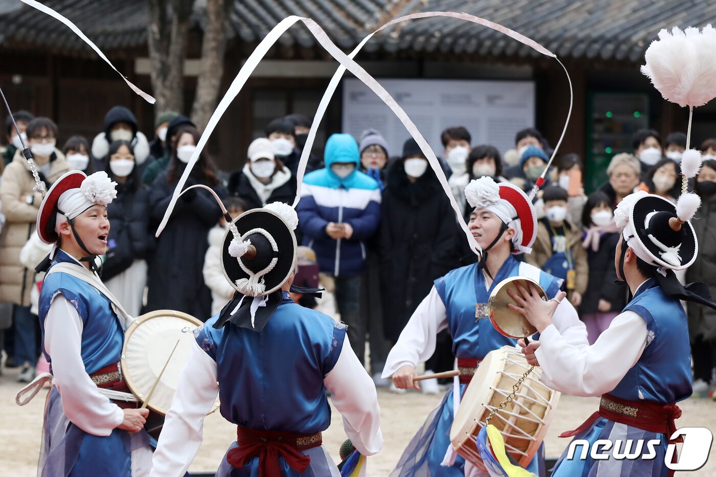 본문 이미지 - 설 명절을 맞은 22일 서울 종로구 운현궁에서 열린 '전통예술 공연마당'에서 지신밟기 풍물공연이 펼쳐지고 있다. 2023.1.22/뉴스1 ⓒ News1 민경석 기자