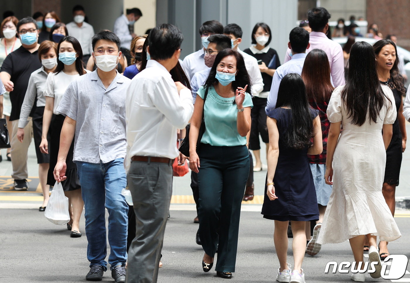 싱가포르에서 근로자들이 거리를 걷는 모습. 2022.04.26. ⓒ 로이터=뉴스1 ⓒ News1 정윤영 기자