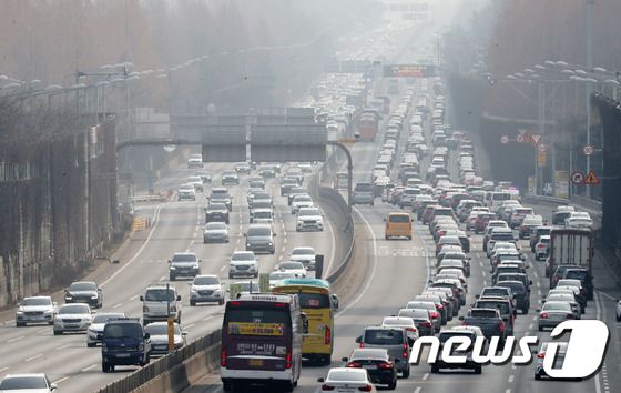 설 연휴인 23일 오후 경부고속도로 잠원IC 인근 서울방향(왼쪽)과 부산방향이 귀경과 나들이 차량으로 정체되고 있다. 2023.1.23/뉴스1 © News1 박세연 기자