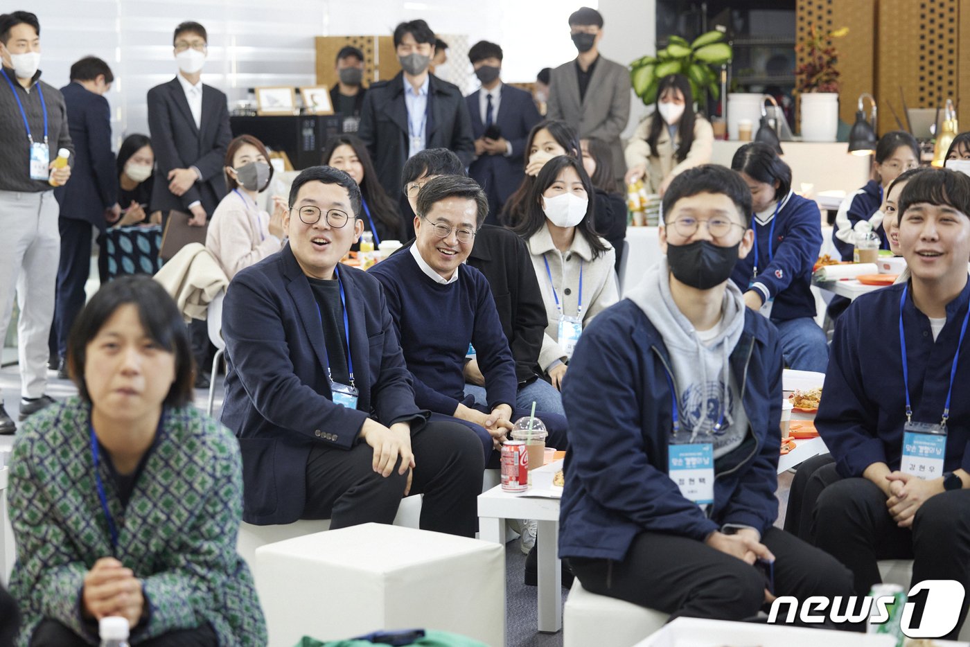 본문 이미지 - 11월 25일 수원시 팔달구 도담소에서 김동연 경기도지사와 경기도 청년들이 경기도 청년정책 맞손 간담회를 하고 있다.(경기도 제공)