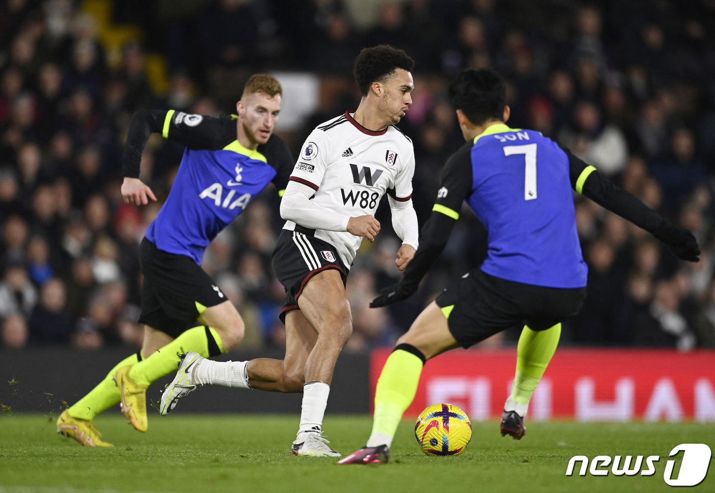 (런던 로이터=뉴스1) 우동명 기자 = 토트넘의 손흥민이 23일(현지시간) 영국 런던의 크레이븐 코티지에서 열린 프리미어리그 (EPL) 풀럼과 경기서 상대 선수 안토니 로빈슨과 볼 …