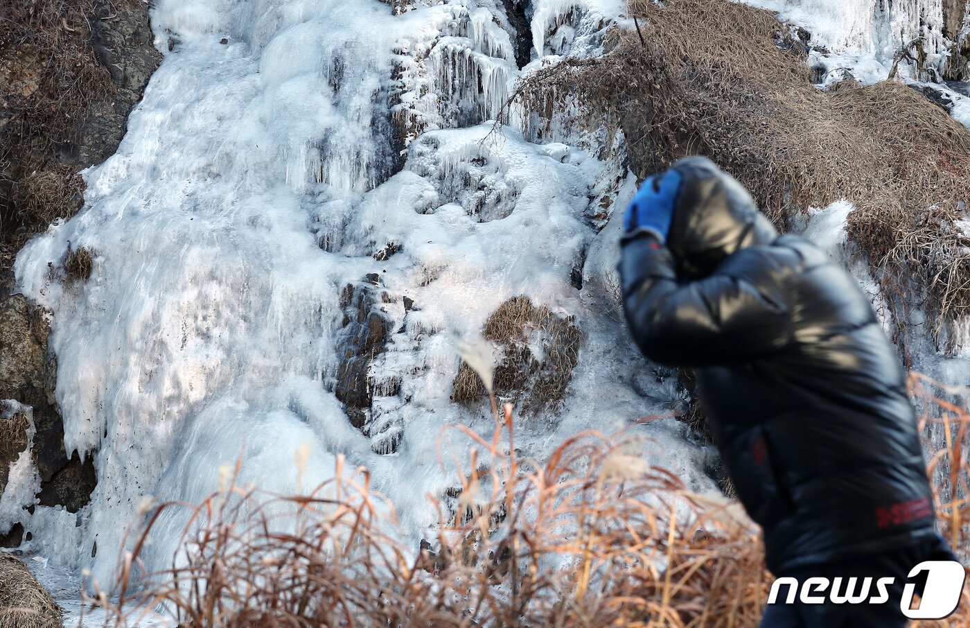 본문 이미지 - 전국에 한파 특보가 내려진 24일 오전 서울 서대문구 홍제천 인공폭포가 얼어있다. 아침 기온이 최저 -24도까지 떨어진 올 겨울 최강 한파는 25일까지 이어질 전망이다. 2023.1.24/뉴스1 ⓒ News1 이동해 기자