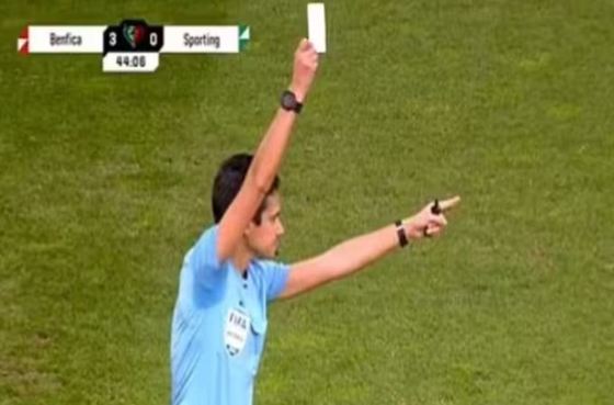 포르투갈 여자축구에서 화이트 카드가 나온 모습(TV 중계화면 캡처) 