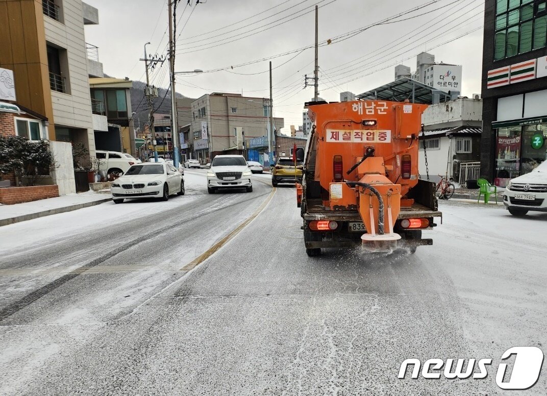 본문 이미지 - 23일오후 9시부터 전남 22개 시군 전역에 한파주의보가 발효된 가운데 해남군 제설작업 차량이 24일 오전 주요 도로에 제설제를 뿌리며 이동하고 있다.(해남군 제공)2023.1.24/뉴스1 ⓒ News1 박진규 기자