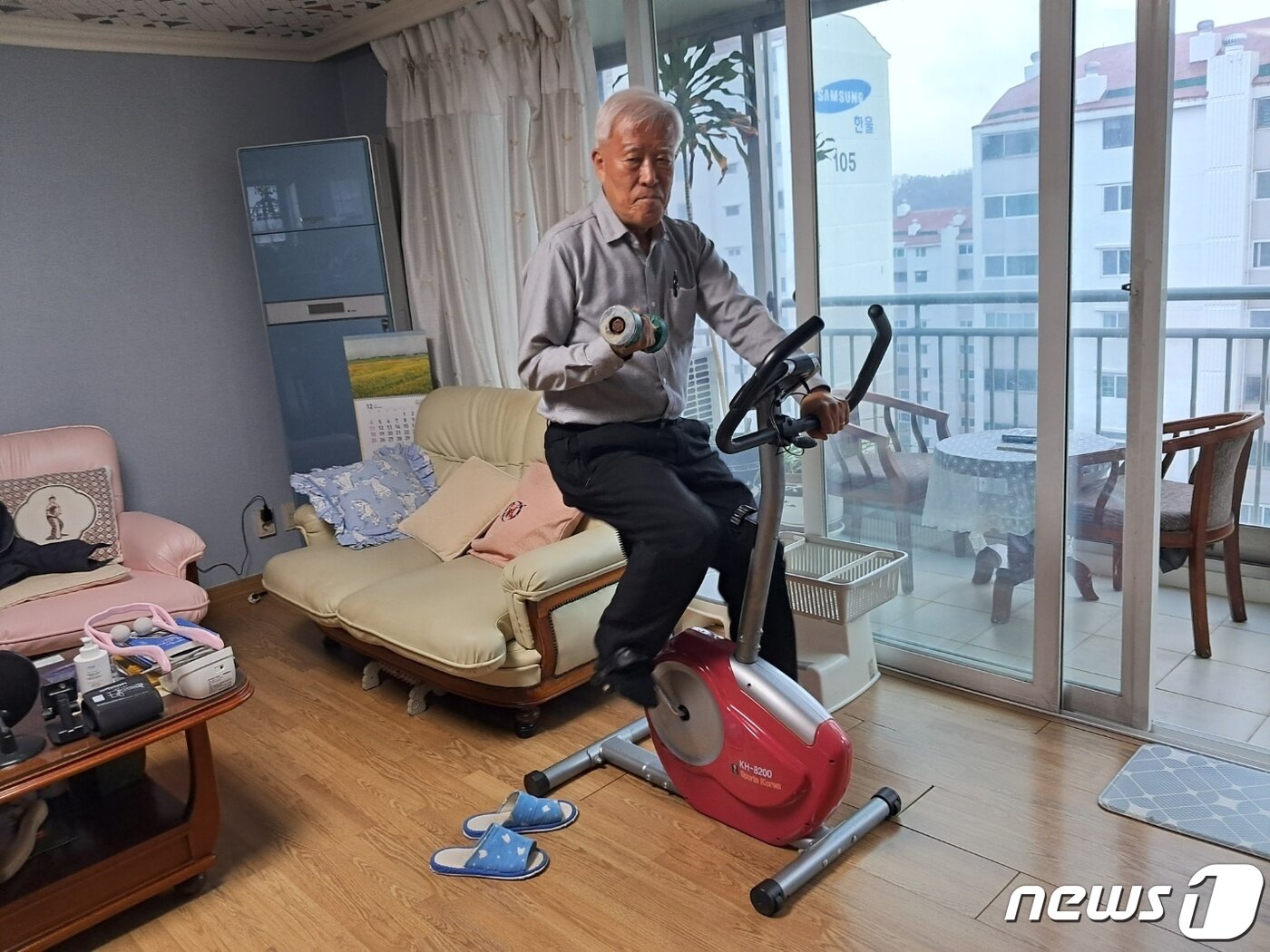 본문 이미지 - 장인순 박사가 대전 유성구 신성동 자택에서 아령을 들고 실내 자전거를 타고 있다. ⓒNews1  최일 기자