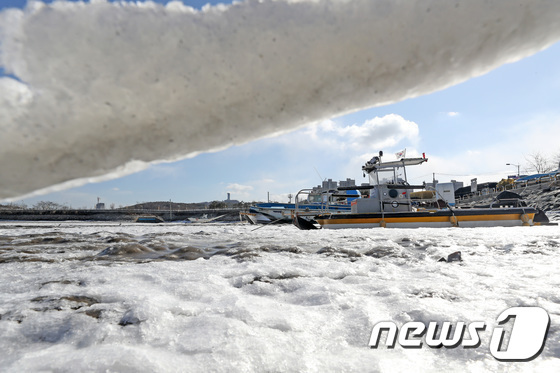 전국에 한파특보가 발령된 24일 인천 중구 예단포선착장에 얼음이 얼어 있다. 2023.1.24/뉴스1 © News1 조태형 기자