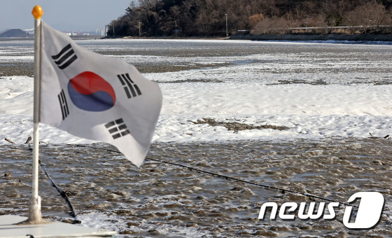 전국에 한파특보가 발령된 24일 인천 중구 예단포선착장에 얼음이 얼어 있다. 2023.1.24/뉴스1 © News1 조태형 기자