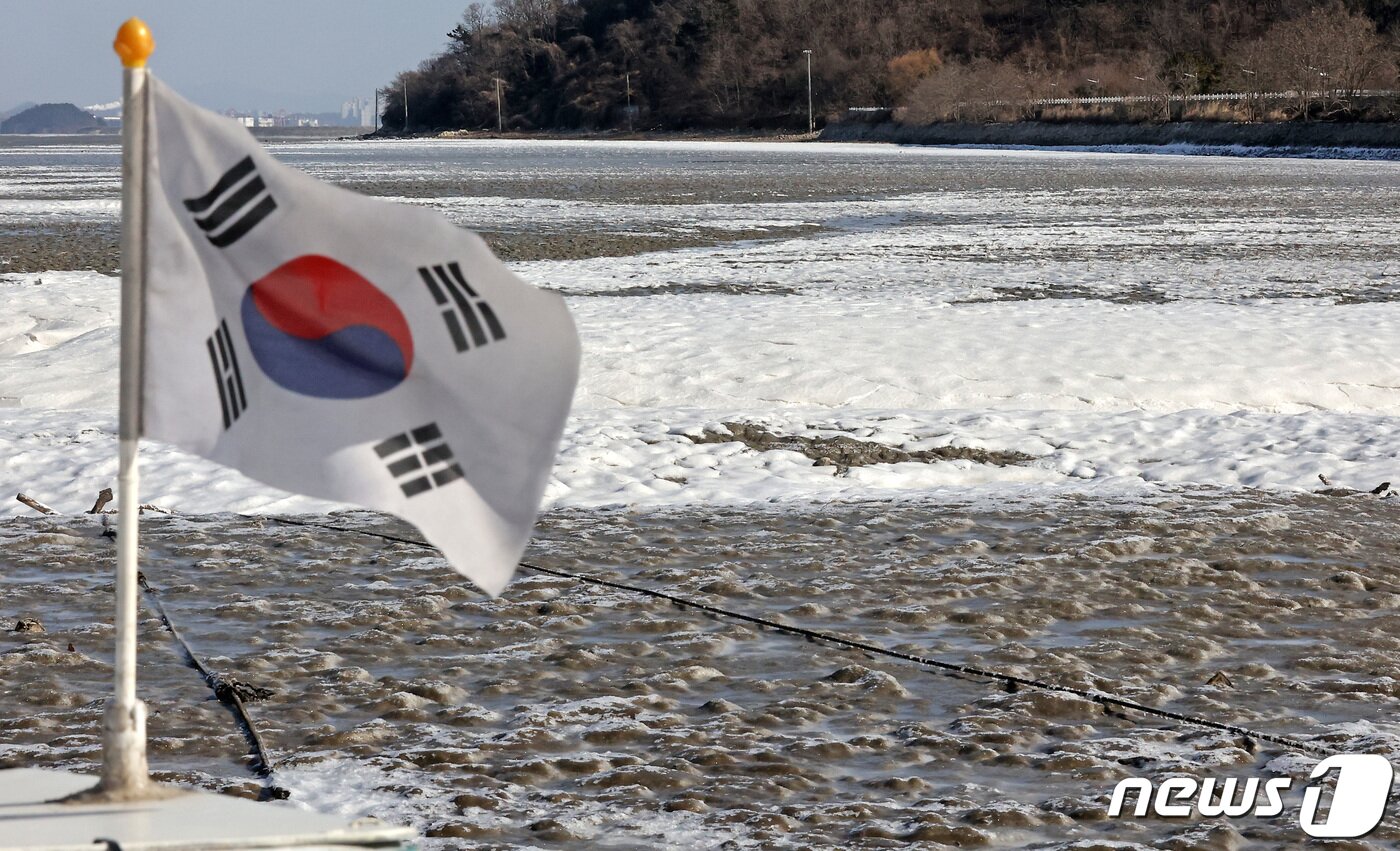 본문 이미지 - 전국에 한파특보가 발령된 24일 인천 중구 예단포선착장에 얼음이 얼어 있다. 2023.1.24/뉴스1 ⓒ News1 조태형 기자