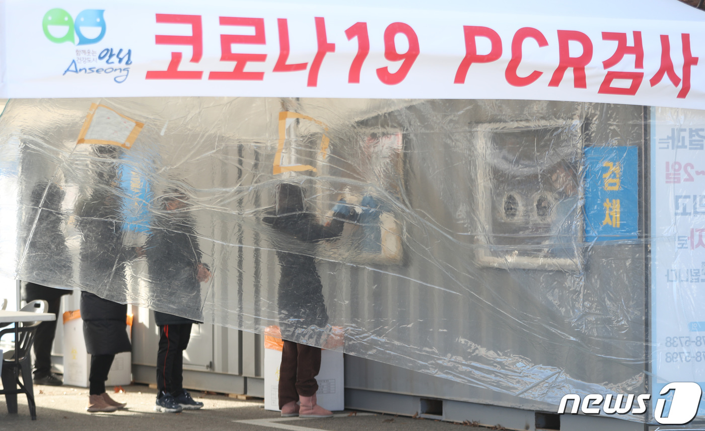 (안성=뉴스1) 김영운 기자 = 설 연휴 마지막 날인 24일 오전 경기 안성시 원곡면 경부고속도로 안성휴게소(서울방향) 임시선별검사소에서 시민들이 신종 코로나바이러스 감염증(코로나 …