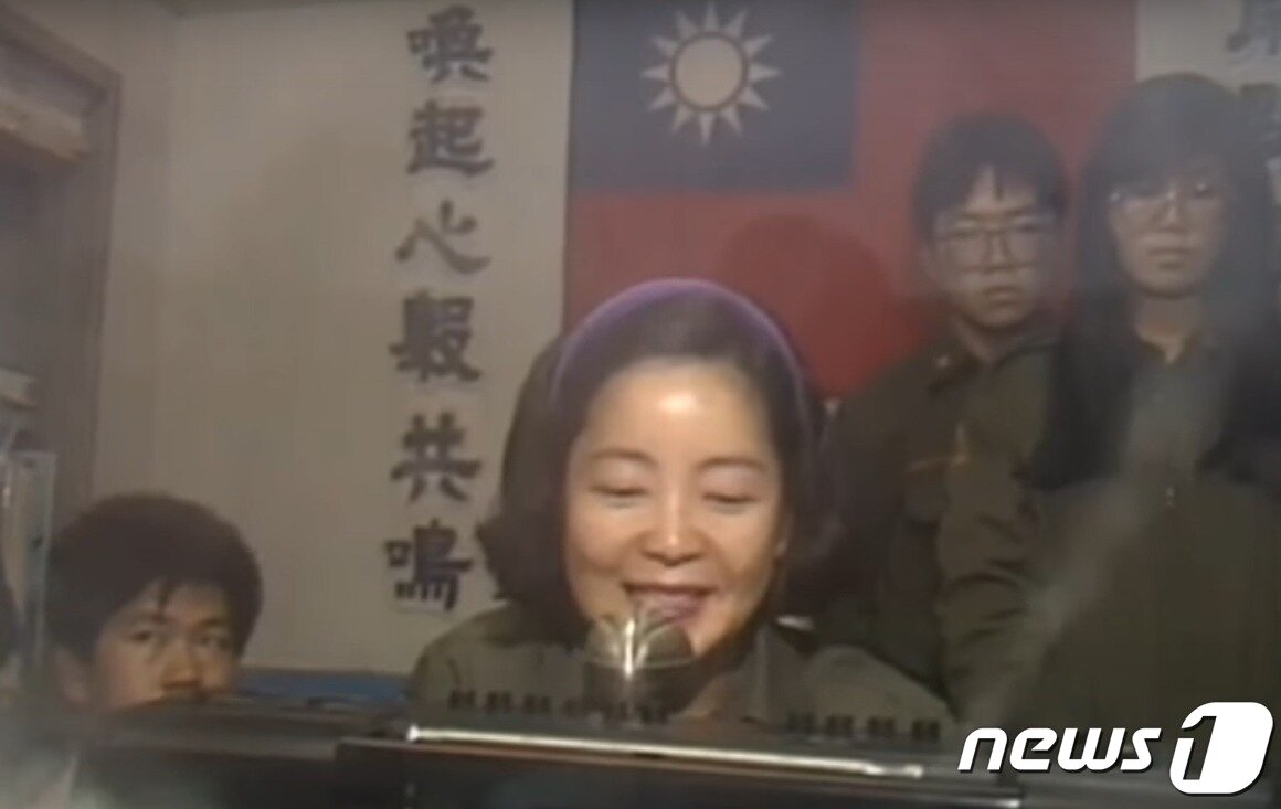 본문 이미지 - 1991년 대만 진먼다오 마산관측소에서 선전방송하는 가수 등려군.(유튜브 갈무리)