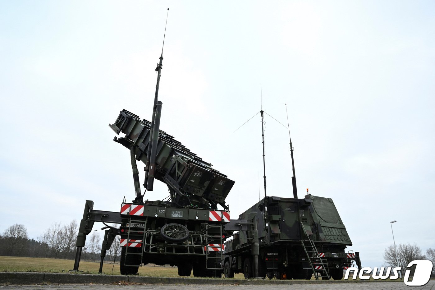 본문 이미지 - 23일(현지시간) 독일 그노이엔에서 독일 공군이 첨단방공미사일체계 '패트리엇'을 폴란드로 보낼 준비를 하고 있다. 이 사진은 해당 패트리엇이 전개될 때의 모습이다. 2023.1.23. ⓒ 로이터=뉴스1 ⓒ News1 김성식 기자