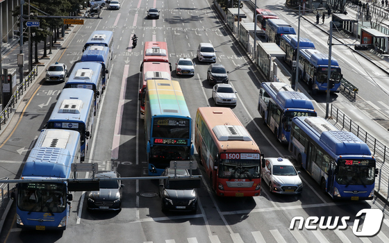 설 연휴 마지막 날인 24일 서울 중구 서울역 앞에서 버스가 운행되고 있다. © 