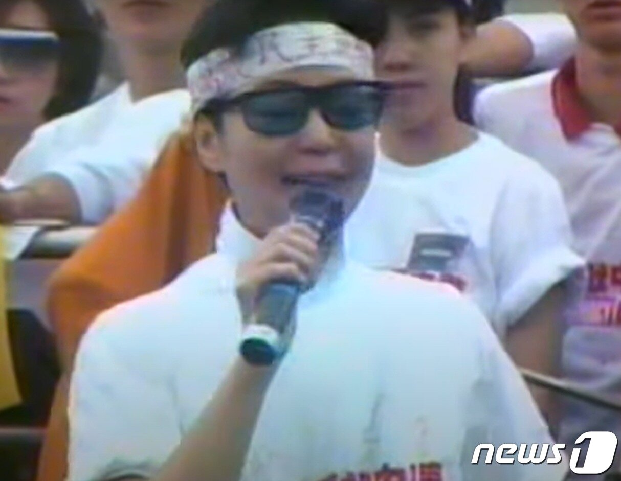 본문 이미지 - 대만의 가수 등려군이 1989년 5월27일 홍콩에서 열린 '민주의 노래를 중화에 바치다' 음악회에 참석해 노래를 부르고 있다.