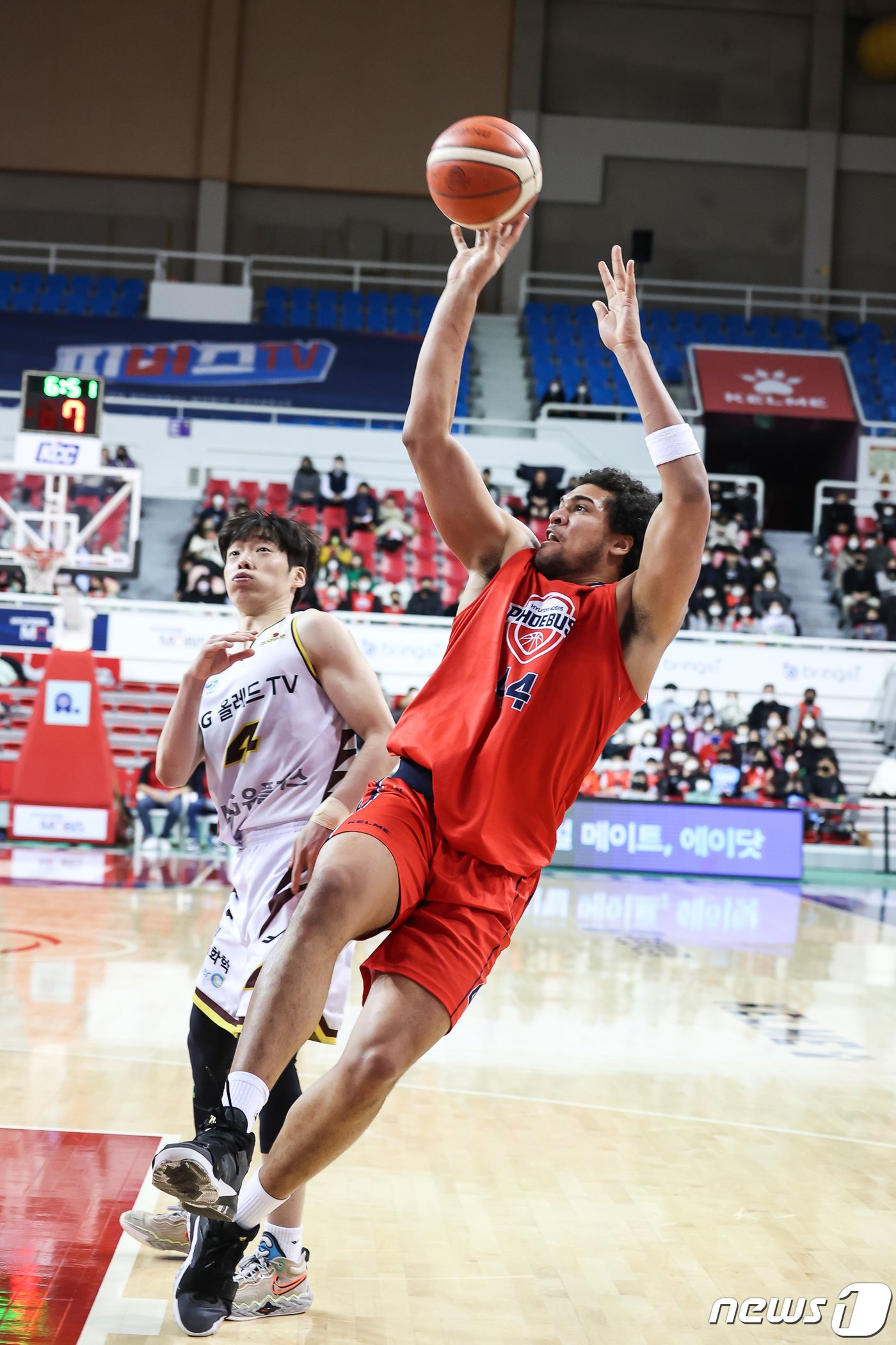 본문 이미지 - 24일 오후 울산 동천체육관에서 열린 2022-2023 SKT 에이닷 프로농구 울산 현대모비스와 창원 LG 세이커스의 경기, 울산 현대 게이지 프림이 골밑슛을 하고 있다. (KBL 제공) 2023.1.24/뉴스1