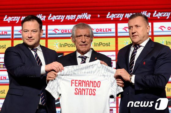 페르난두 산투스 감독(가운데)이 폴란드 축구대표팀 신임 사령탑으로 선임됐다. © 로이터=뉴스1