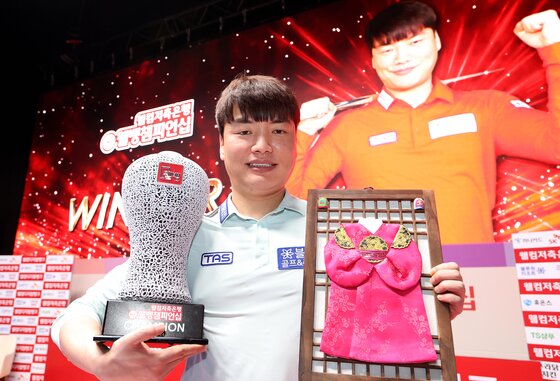 본문 이미지 - 24일 경기도 고양시 빛마루방송센터에서 열린 ‘웰컴저축은행 웰뱅 PBA 챔피언십’ 결승 경기에서 강민구(블루원리조트)가 베트남의 응고 딘 나이(SK렌트카)를 맞아 세트스코어 4:2로 우승을 차지하고 기념촬영을 하고 있다. (PBA투어 제공) 2023.1.25/뉴스1