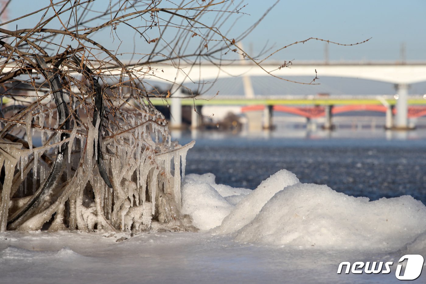 아침 최저기온이 영하 23도까지 떨어지는 등 전국에 한파가 이어지고 있는 25일 서울 여의도한강공원 일대에 얼음이 얼어있다. 2023.1.25/뉴스1 ⓒ News1 이승배 기자