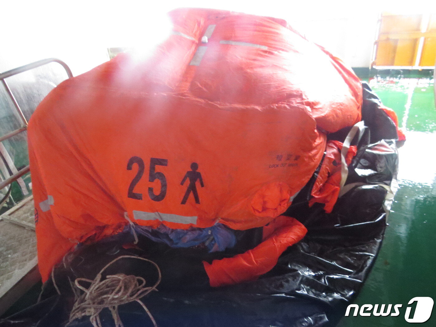 본문 이미지 - 25일 오전 1시 47분경 서귀포 남동쪽 해상에서 22명(중국 14, 미얀마 8)을 태운 홍콩 국적 화물선이 침몰했다는 신고가 해경에 접수됐다. 해경은 현재까지 5명을 구조했다. 사진은 사고 해상에서 인근에서 발견된 구명벌(제주해경 제공)2023.1.25/뉴스1 ⓒ News1 고동명 기자
