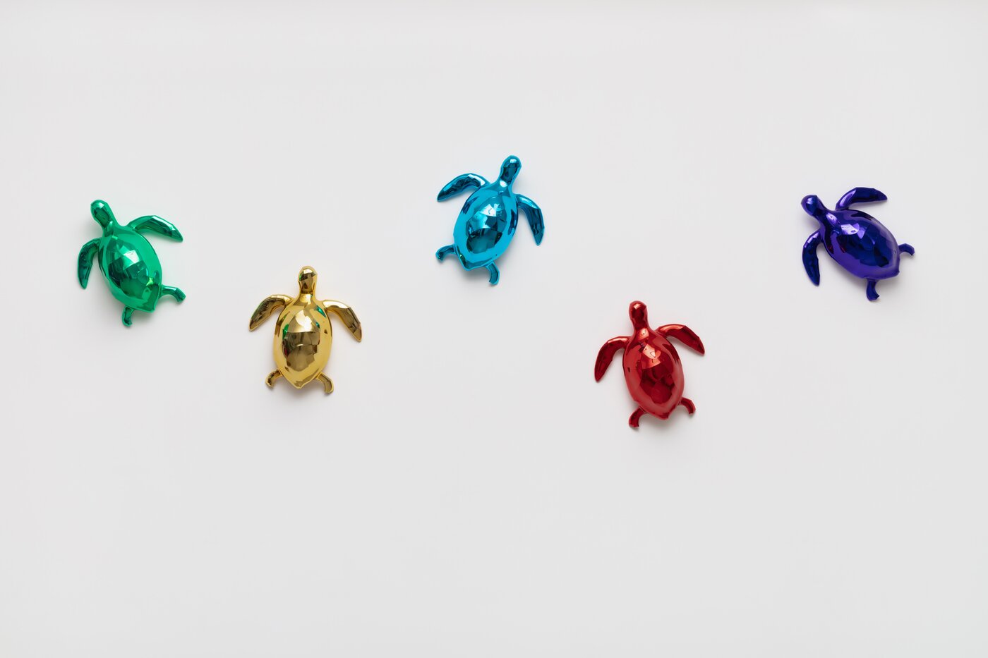 본문 이미지 -  02 The Crease of Time-Sweet Candy Turtle, 2023, candy chrome paint on resin, 각 32x35x13cm &#40;페이토갤러리 제공&#41;