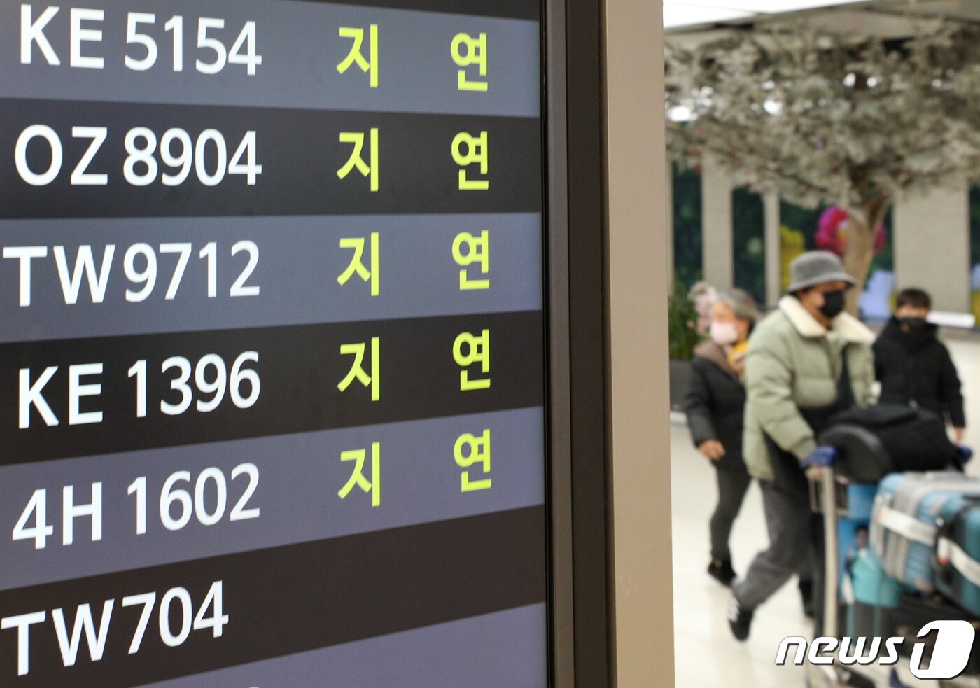 본문 이미지 - 강풍과 폭설로 결항됐던 제주발 여객기 운항이 재개된 25일 서울 강서구 김포국제공항 국내선 전광판에 도착편 지연 안내가 떠 있다. 2023.1.25/뉴스1 ⓒ News1 안은나 기자