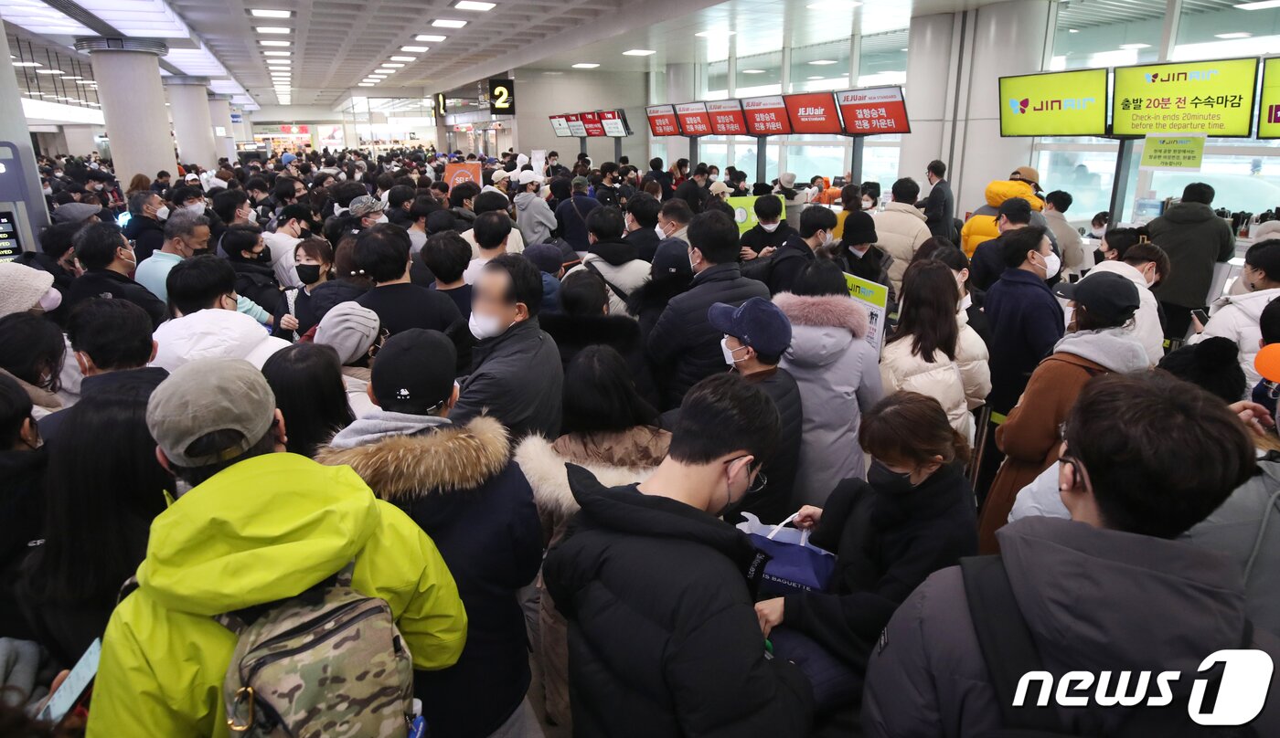 제주국제공항 항공편 운항이 재개된 25일 오전 제주공항 국내선 출발층이 대기표를 구하려는 승객들로 크게 붐비고 있다. 2023.1.25/뉴스1 ⓒ News1 오현지 기자