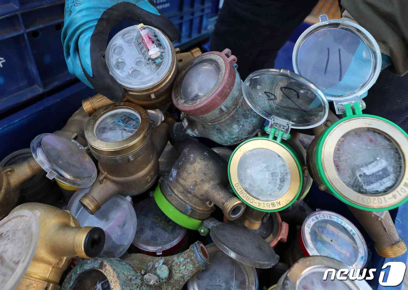 서울 종로구 중부수도사업소 효자가압장에서 관계자가 동파된 수도계량기를 정리하고 있다. 2023.1.25/뉴스1 © News1 이동해 기자
