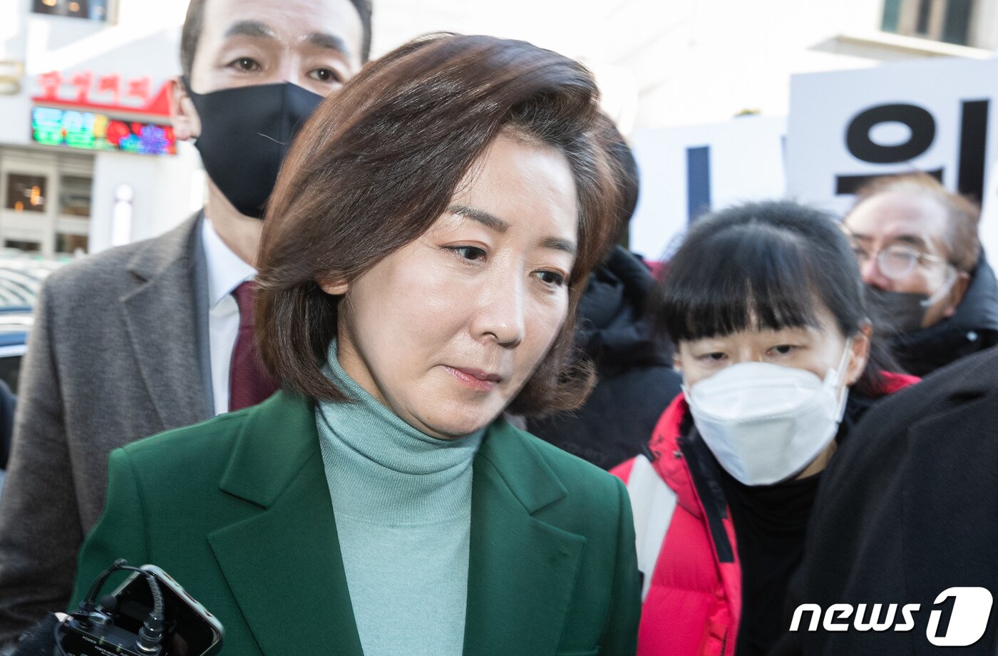 본문 이미지 - 국민의힘 3·8 전당대회 출마를 고심했던 나경원 전 의원이 25일 서울 여의도 국힘의힘 중앙당사에서 전당대회 불출마 입장을 밝히기 위해 기자회견장으로 향하고 있다. 2023.1.25/뉴스1 ⓒ News1 이재명 기자