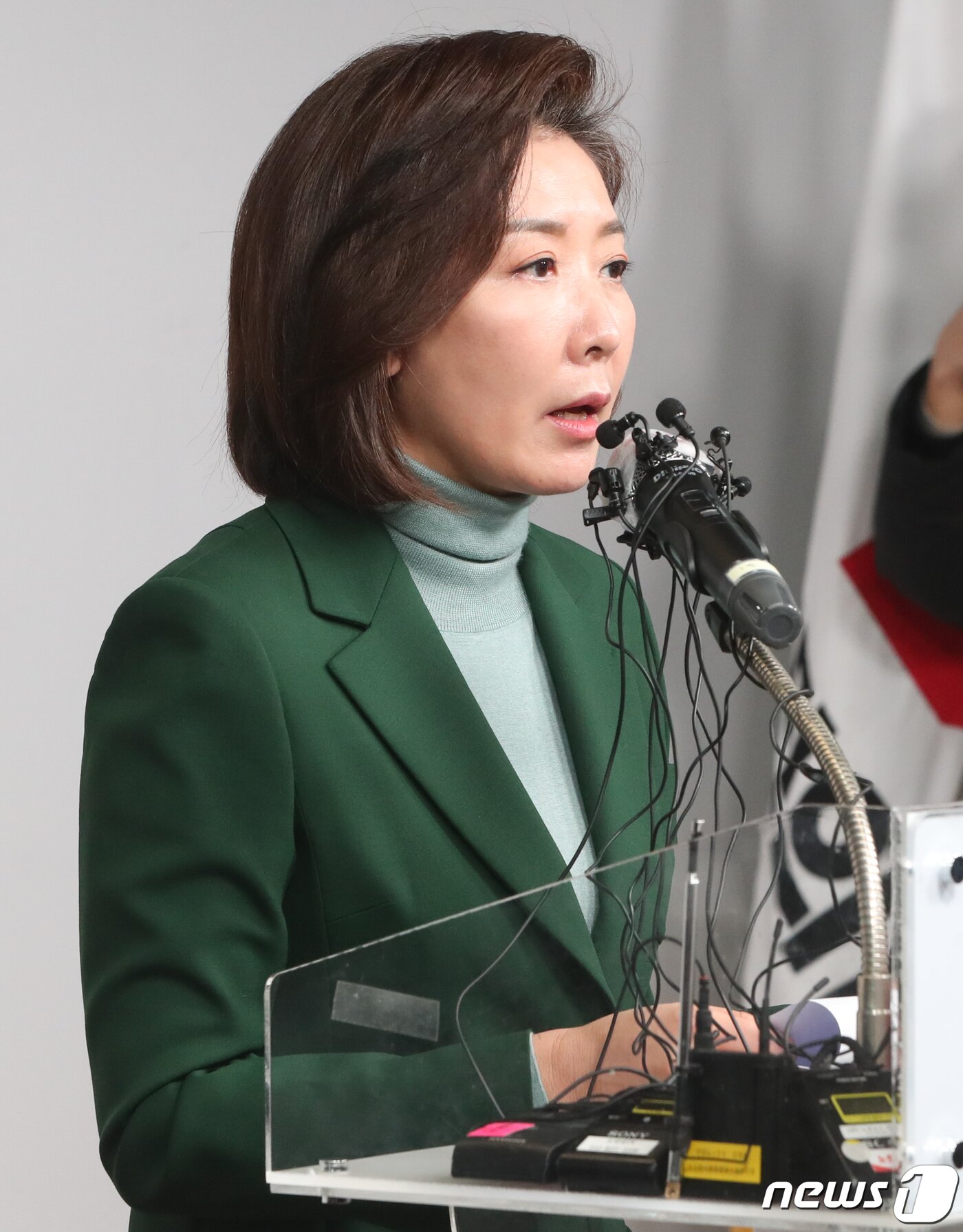 본문 이미지 - 국민의힘 3·8 전당대회 출마를 고심했던 나경원 전 의원이 25일 서울 여의도 국힘의힘 중앙당사에서 기자회견을 열고 전당대회 불출마 입장을 밝히고 있다. 2023.1.25/뉴스1 ⓒ News1 허경 기자
