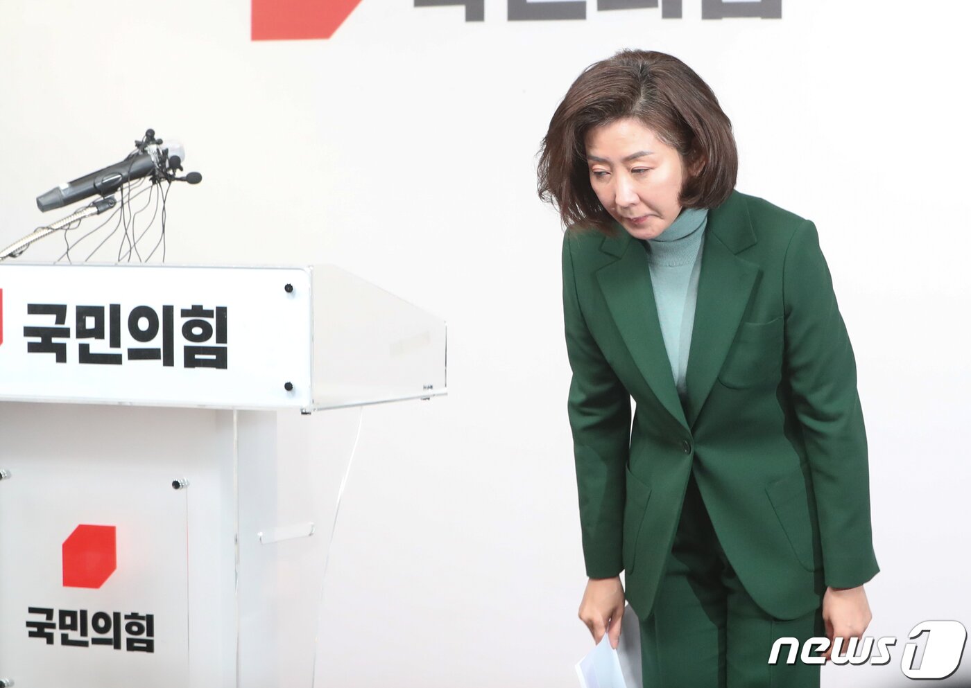 본문 이미지 - 국민의힘 3·8 전당대회 출마를 고심했던 나경원 전 의원이 25일 서울 여의도 국힘의힘 중앙당사에서 기자회견을 열고 전당대회 불출마 입장을 밝힌 뒤 인사하고 있다. 2023.1.25/뉴스1 ⓒ News1 허경 기자