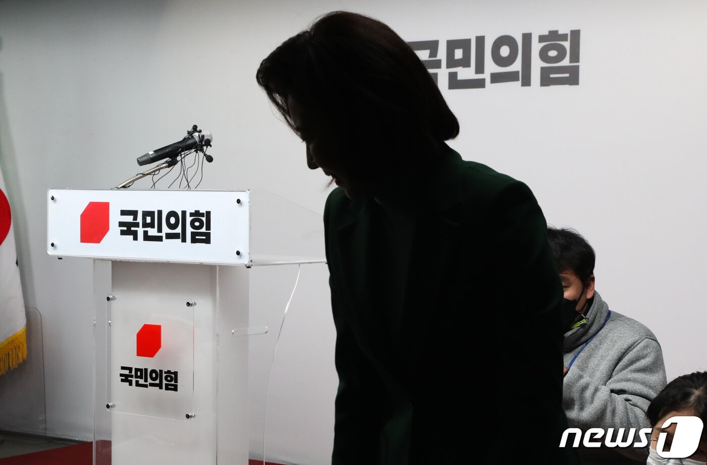 본문 이미지 - 국민의힘 3·8 전당대회 출마를 고심했던 나경원 전 의원이 25일 서울 여의도 국힘의힘 중앙당사에서 기자회견을 열고 전당대회 불출마 입장을 밝힌 뒤 회견장을 나서고 있다. 2023.1.25/뉴스1 ⓒ News1 허경 기자