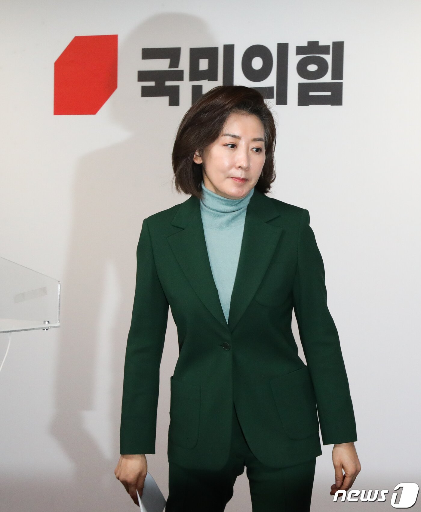 본문 이미지 - 국민의힘 3·8 전당대회 출마를 고심했던 나경원 전 의원이 25일 서울 여의도 국힘의힘 중앙당사에서 기자회견을 열고 전당대회 불출마 입장을 밝힌 뒤 회견장을 나서고 있다. 2023.1.25/뉴스1 ⓒ News1 허경 기자